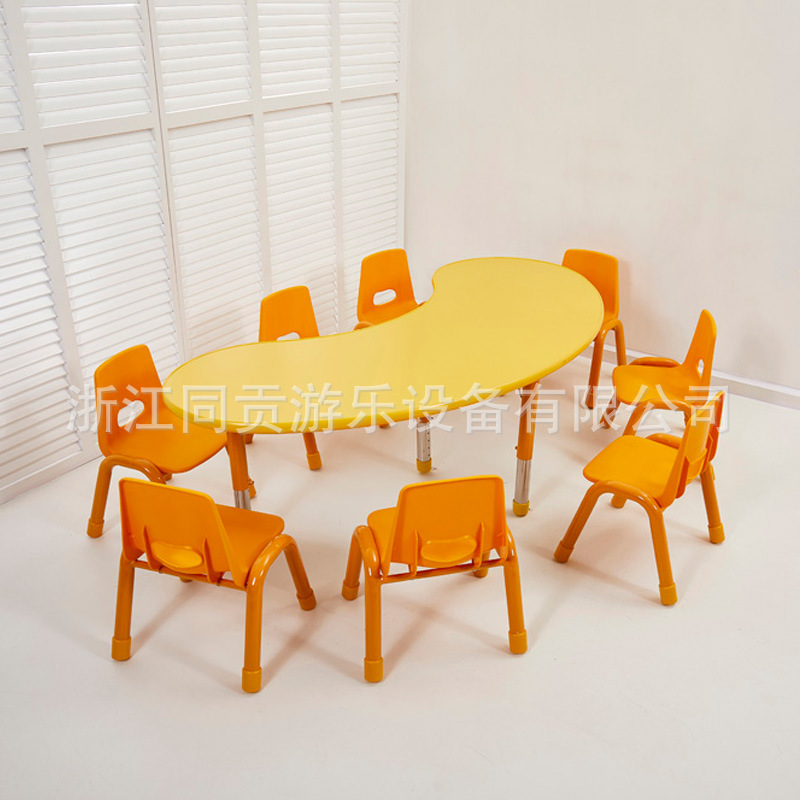 Half a circle moon tooth table of a co-ronary kindergarten can rise up to adjust the children's fanny table of a table and chair.