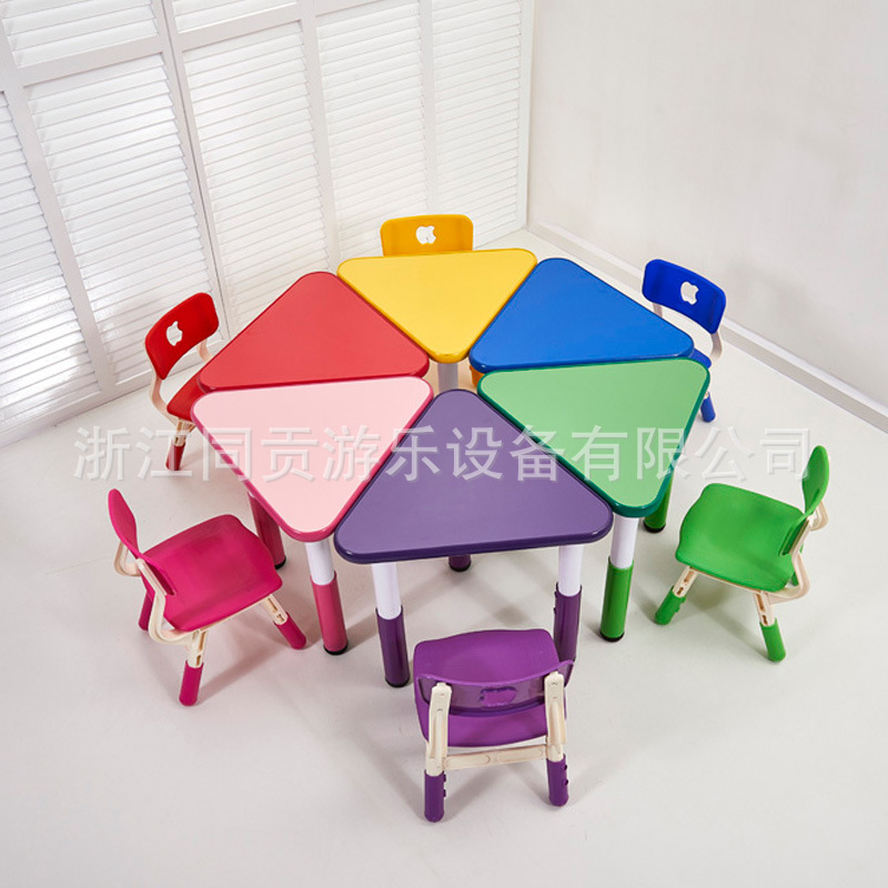 Tables and chairs for learning, drawing and hand-drawing tables can be mounted on tables and chairs.