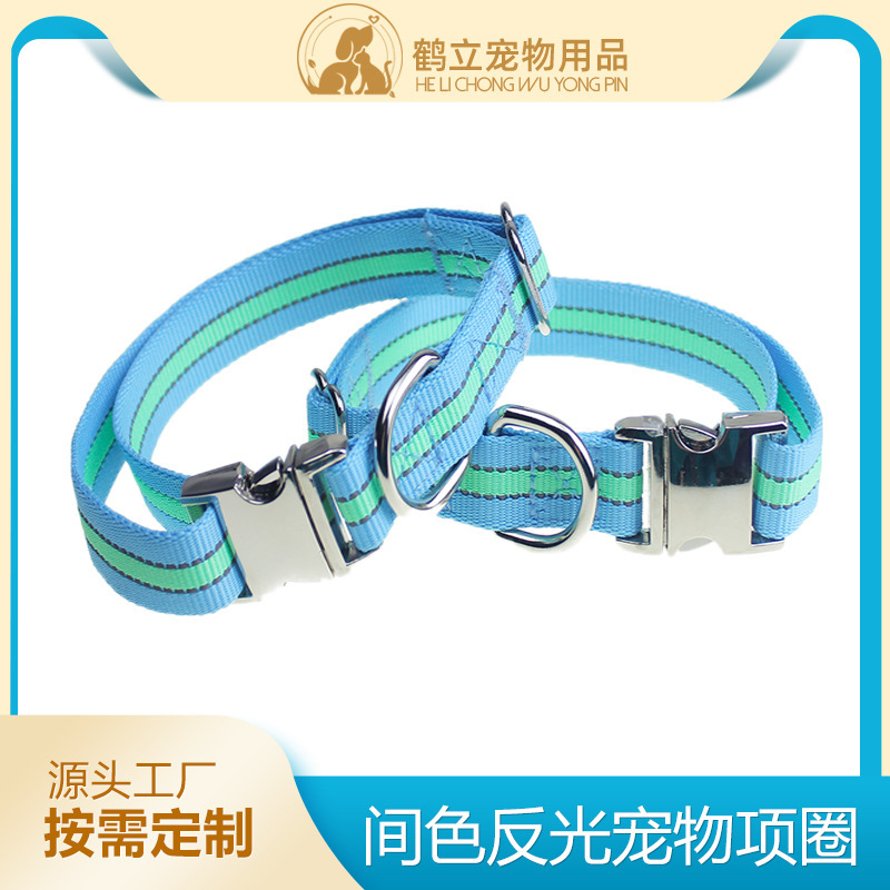 Vật nuôi được tùy chỉnh liên tiếp phản chiếu chó vòng lớn, nhỏ, nhỏ, cổ áo vàng.
