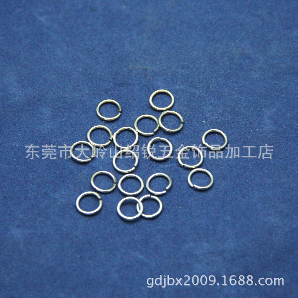 A single ring of stainless steel, 1.4mm.