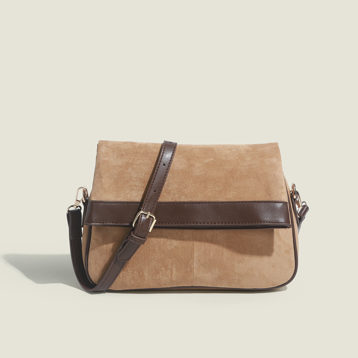 A new, new autumn and winter velvet bag with a slant slant across Korea.