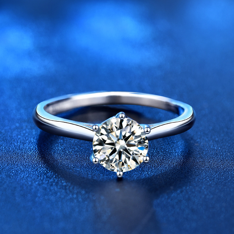 The processing of the new ring 925 pure silver-temperate diamond mimics a diamond ring closed to a lady.