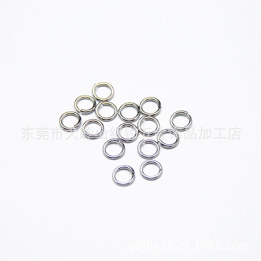 A single ring of stainless steel, 1.4mm.