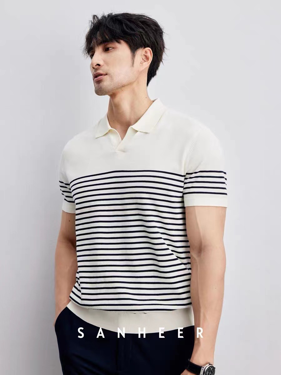 The classic comfort stripe t-shirt V-shirts of a light and leisure gentleman are designed to be so hot in the summer that he's a black and white short sleeve man.