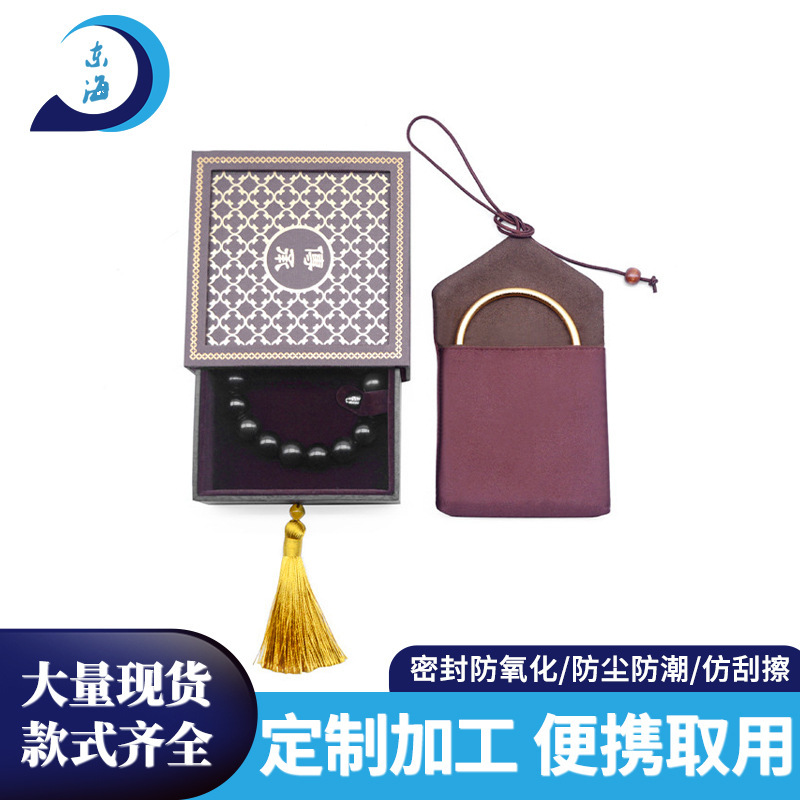 Hộp vàng cũ, ngăn kéo nhung lục bảo, và hộp cầu thang.
