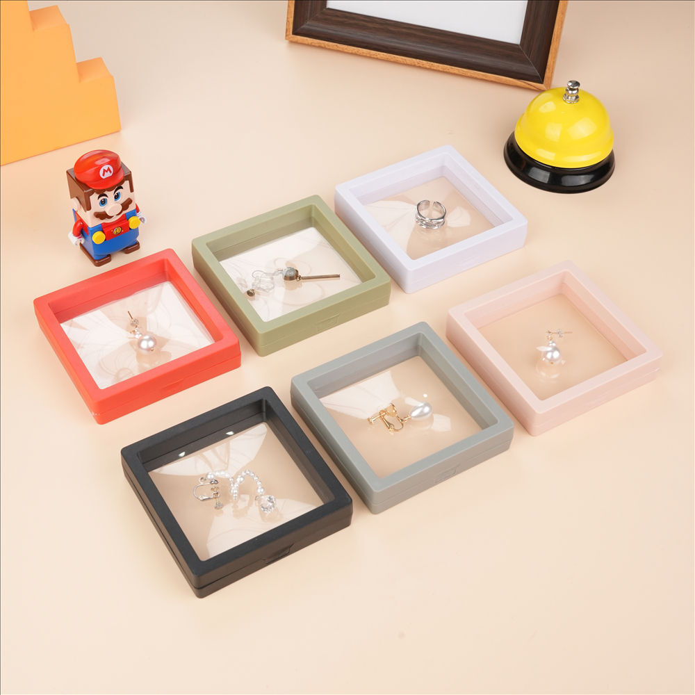 Màng vải chỉ ra một hộp đựng đồ trang sức và một hộp đựng đồ trang sức và vòng cổ.
