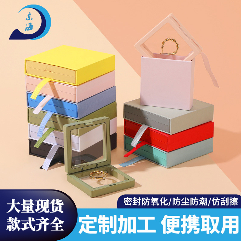Một hộp đựng thẻ, vòng đeo tay nữ trang, vòng cổ với áo khoác.