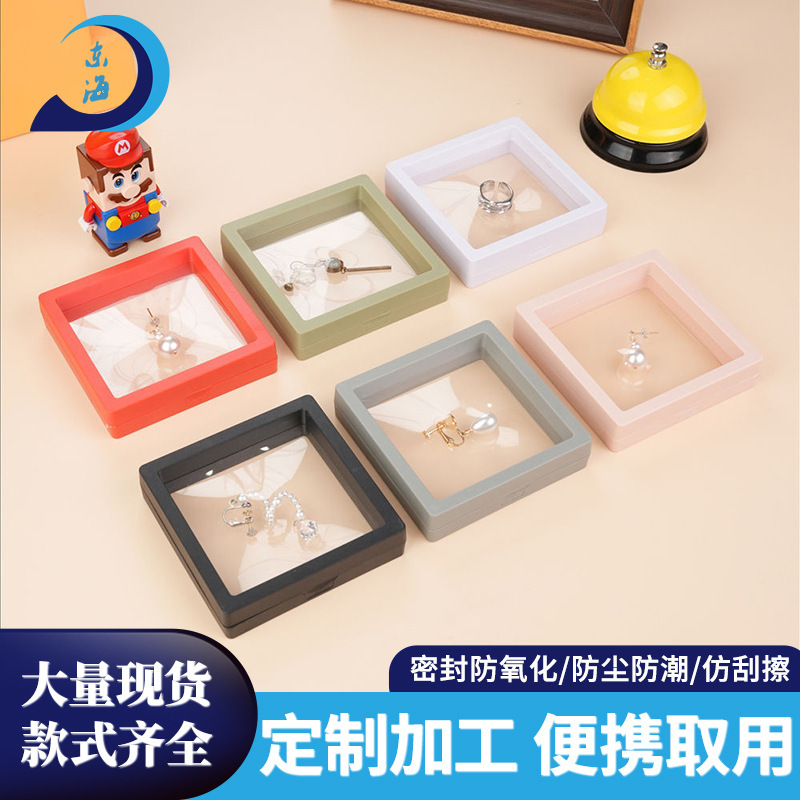 Màng vải chỉ ra một hộp đựng đồ trang sức và một hộp đựng đồ trang sức và vòng cổ.