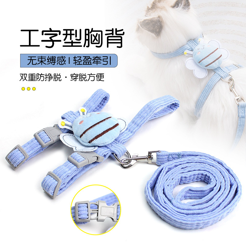 Con mèo bị kéo đi.