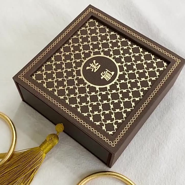 Hộp vàng cũ, ngăn kéo nhung lục bảo, và hộp cầu thang.