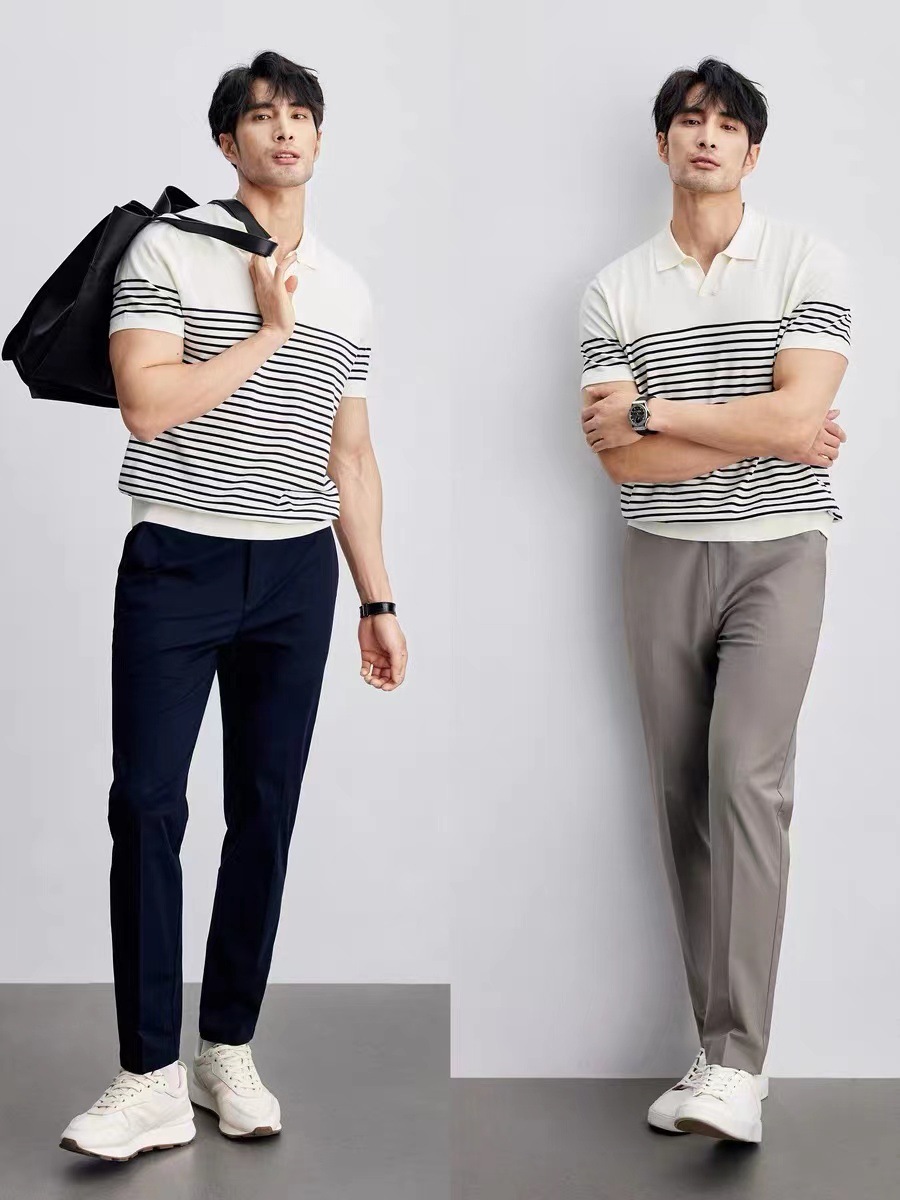 The classic comfort stripe t-shirt V-shirts of a light and leisure gentleman are designed to be so hot in the summer that he's a black and white short sleeve man.