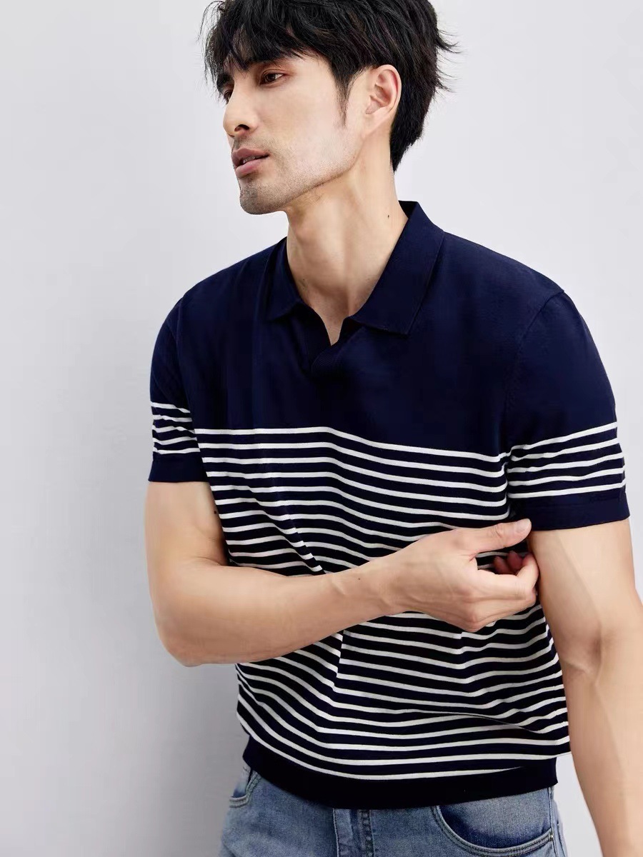 The classic comfort stripe t-shirt V-shirts of a light and leisure gentleman are designed to be so hot in the summer that he's a black and white short sleeve man.