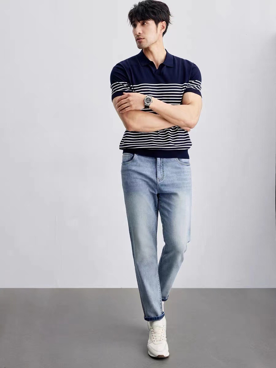 The classic comfort stripe t-shirt V-shirts of a light and leisure gentleman are designed to be so hot in the summer that he's a black and white short sleeve man.