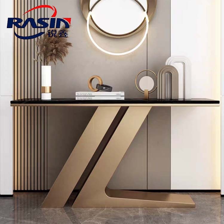 IL's light luxurious table, modern master designer, is based on a wall of art, wind and decoration.