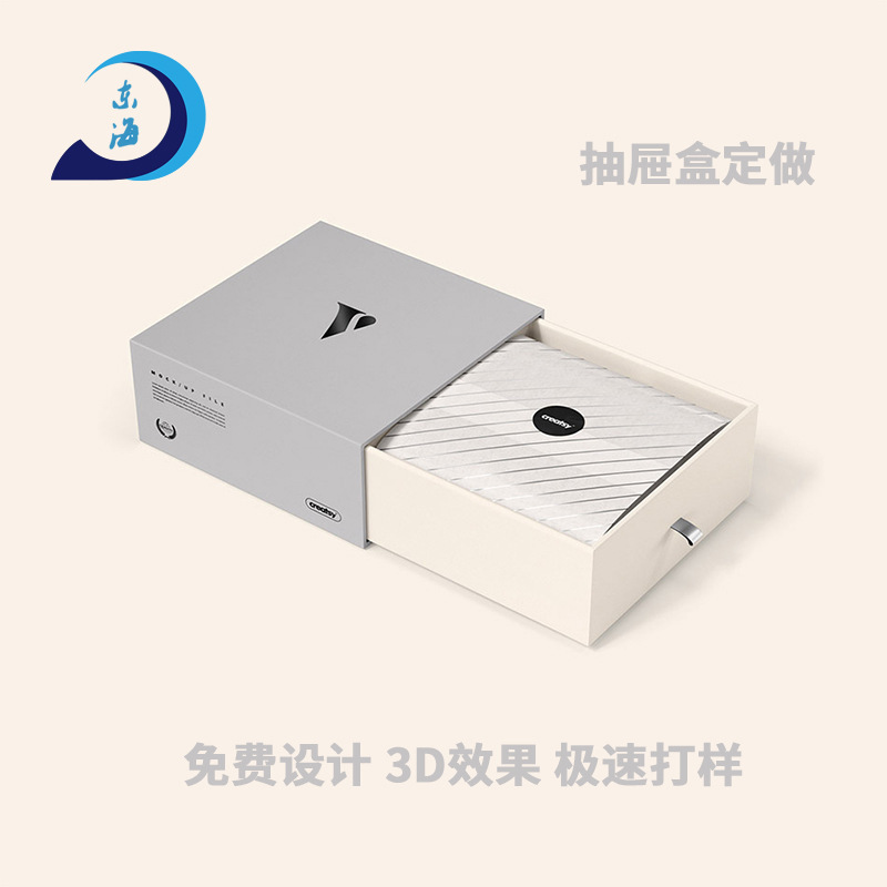 Một món quà từ một hộp nữ trang chất lượng cao với một hộp quà tặng với một món quà từ túi xách.