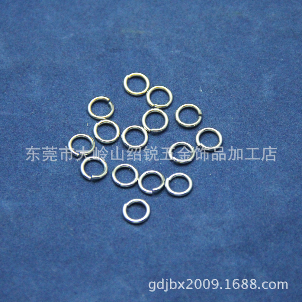 A single ring of stainless steel, 1.4mm.