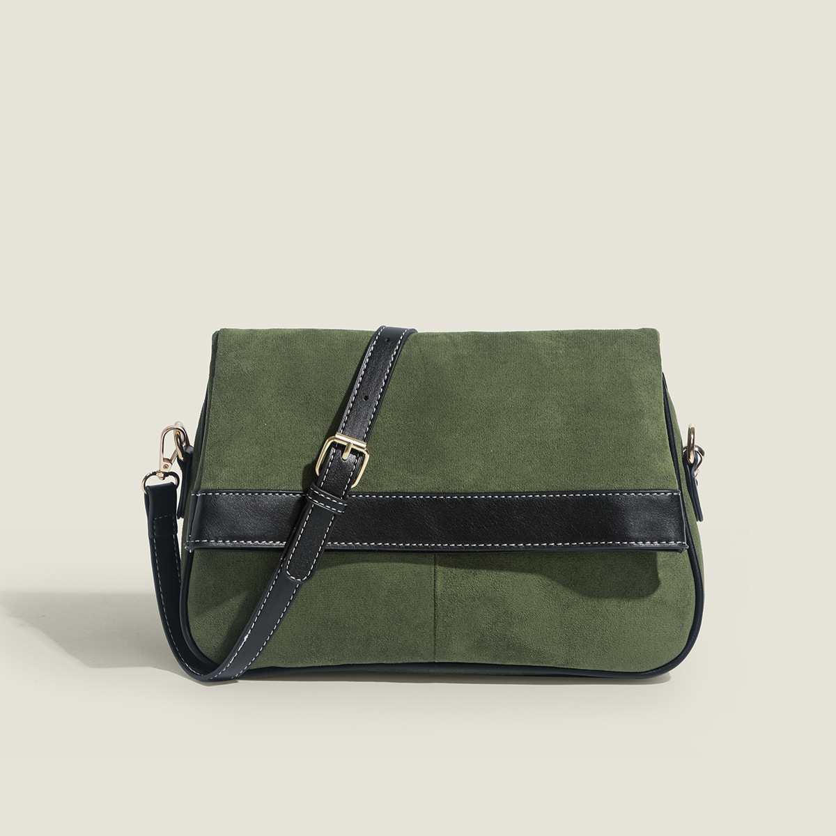 A new, new autumn and winter velvet bag with a slant slant across Korea.