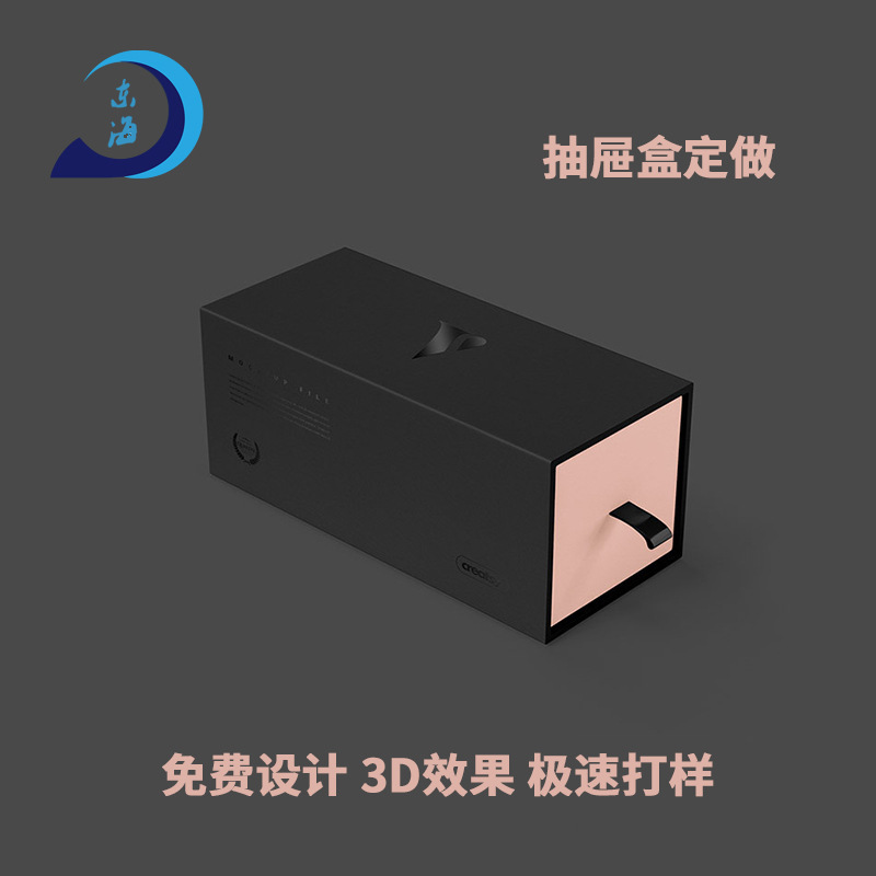 Một hộp quà tặng cho khăn lụa, và một hộp đựng các tông để chuyển một hộp cho nhà máy sản xuất vàng.