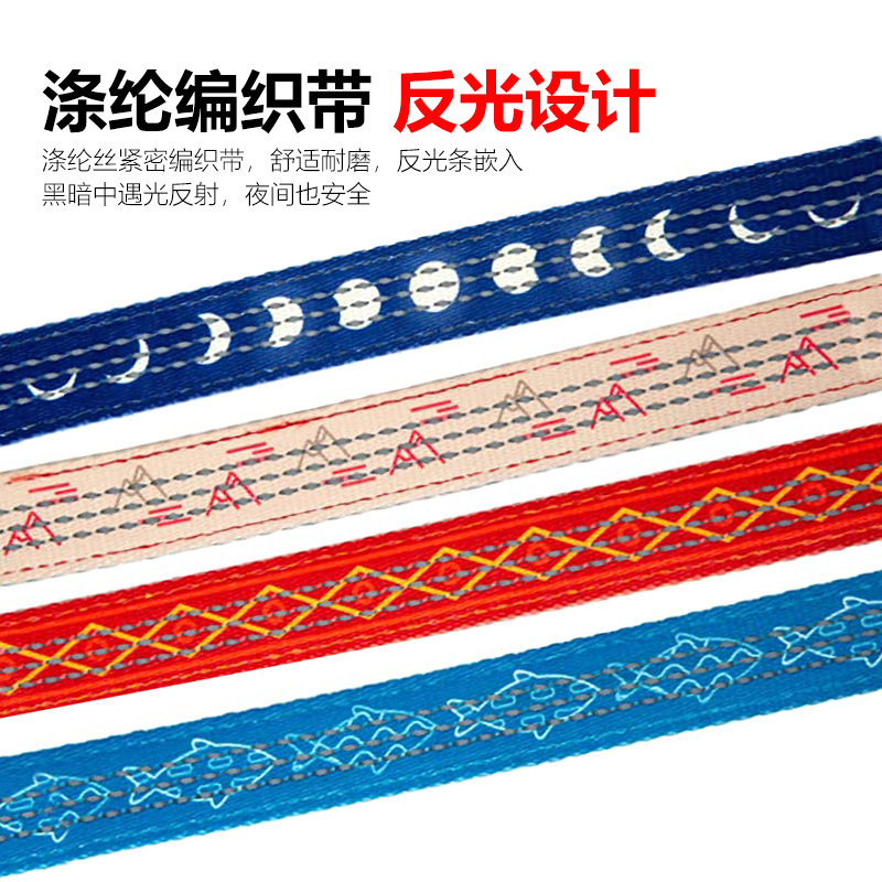 Con chó kéo sợi dây nhẹ nhàng và nhẹ nhàng với màu sắc và bàn tay ấm áp của nylon.