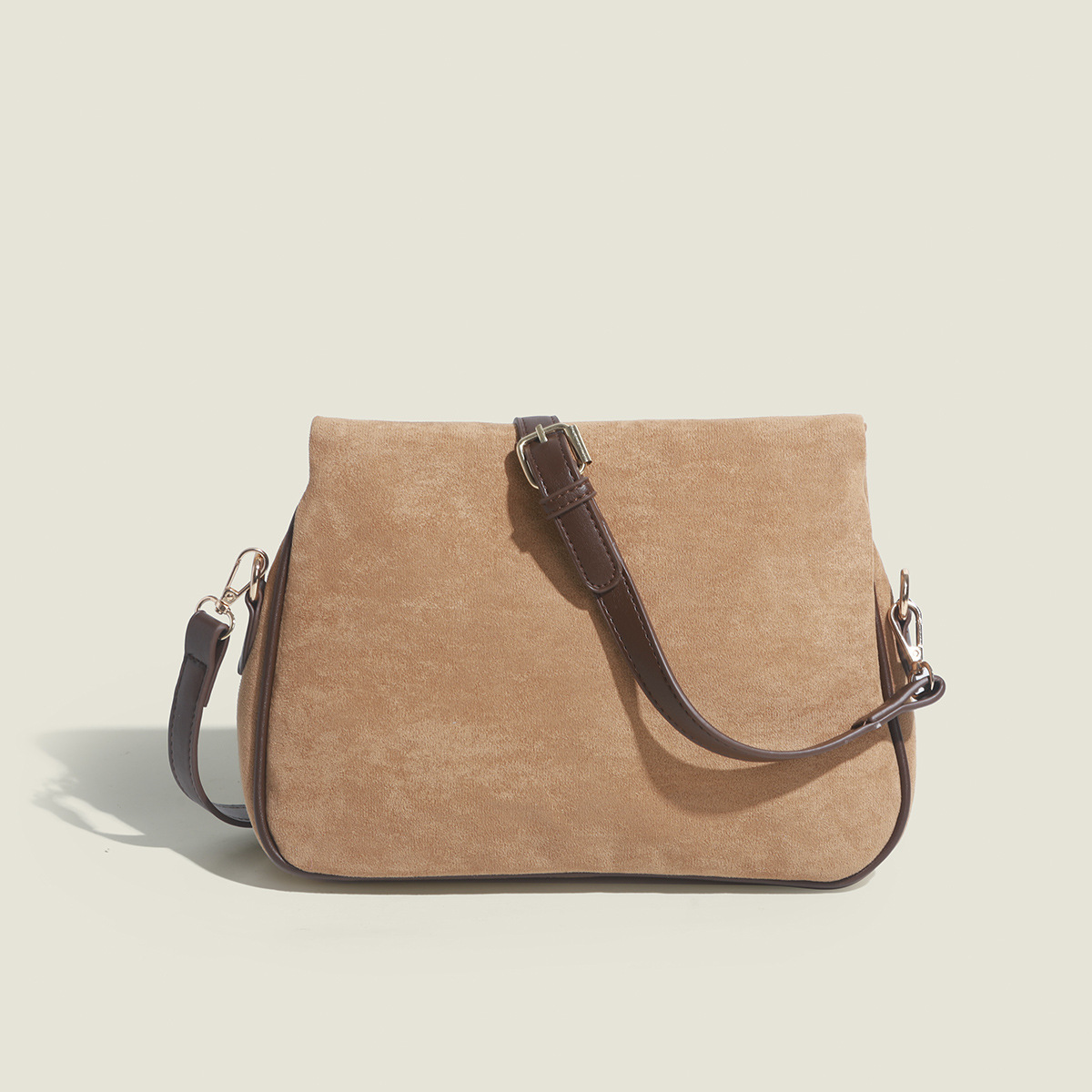 A new, new autumn and winter velvet bag with a slant slant across Korea.