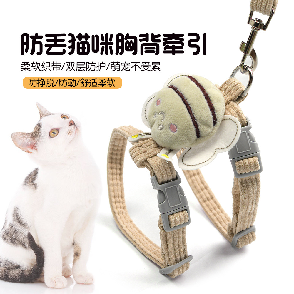 Con mèo bị kéo đi.