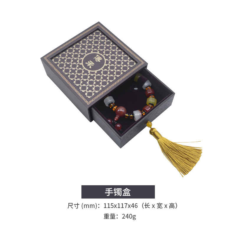 Hộp vàng cũ, ngăn kéo nhung lục bảo, và hộp cầu thang.