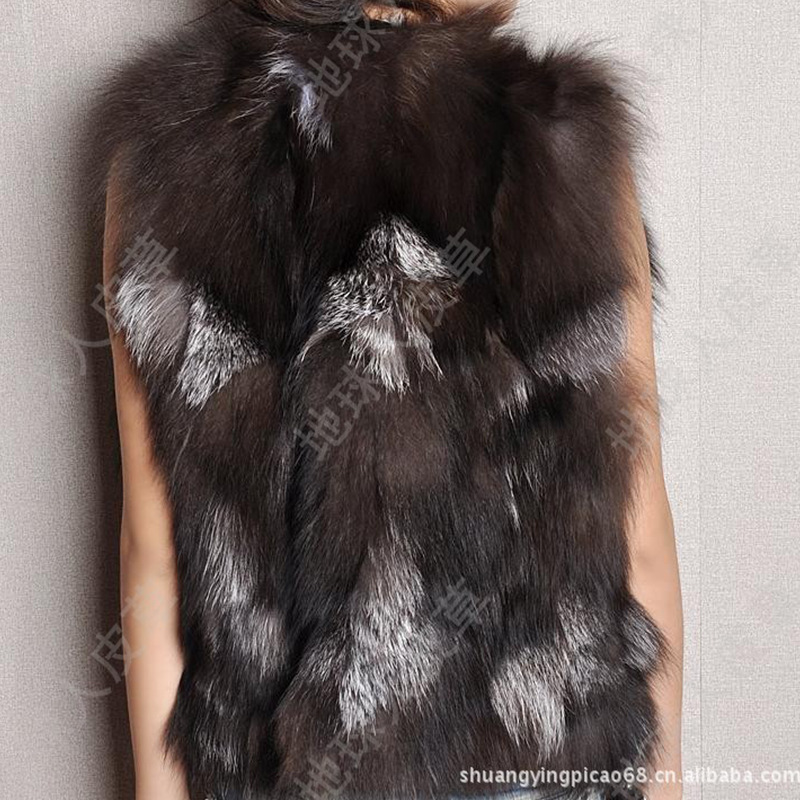 Supplying a short fox fur coat for the Korean lady.