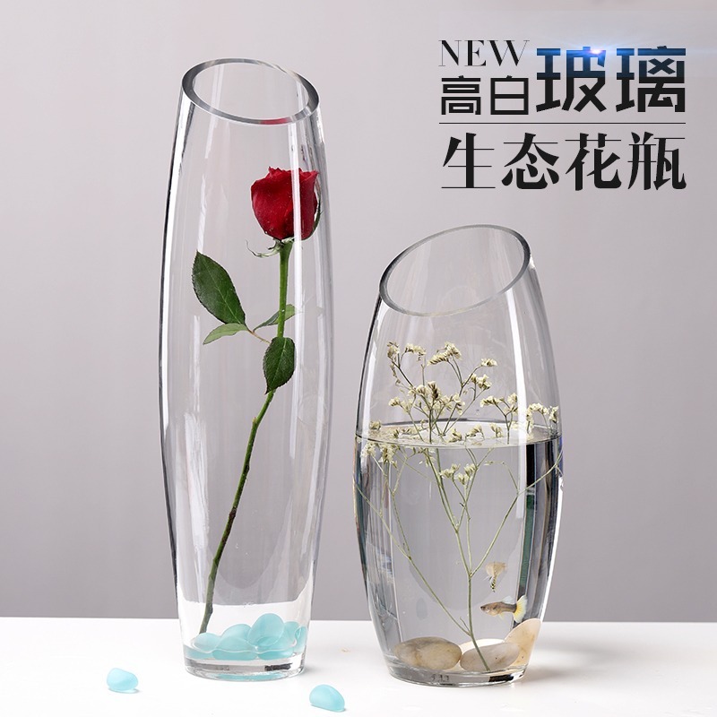 Một chai thủy tinh đẹp đẽ với một đường kính phẳng hoa khô và hoa trong phòng khách.