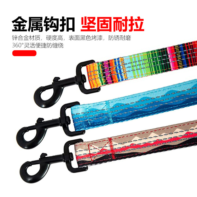 Con chó kéo sợi dây nhẹ nhàng và nhẹ nhàng với màu sắc và bàn tay ấm áp của nylon.