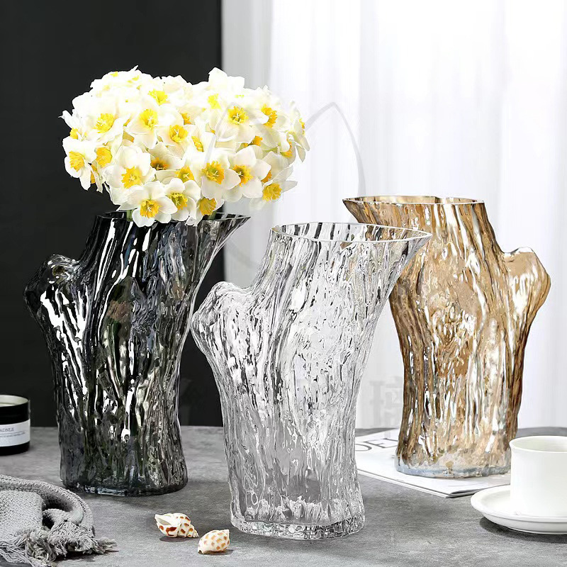 Một bình thủy tinh đơn giản, sáng tạo với giác quan tiên tiến trong phòng khách.
