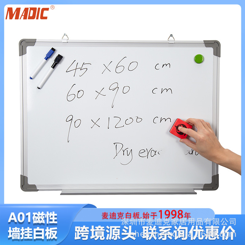 Một bức tường gắn kết, di động, bảng trắng từ gia đình dựa trên giảng dạy và đào tạo phiên họp với graffiti để lau bảng trắng