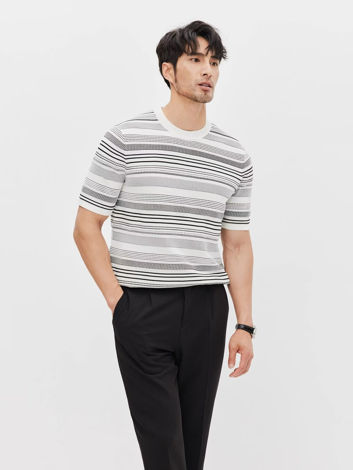 Light luxurious short-sleeved men's summer new ice-cray T-shirts, round-twirling short-sleeved men's knitting shirts.