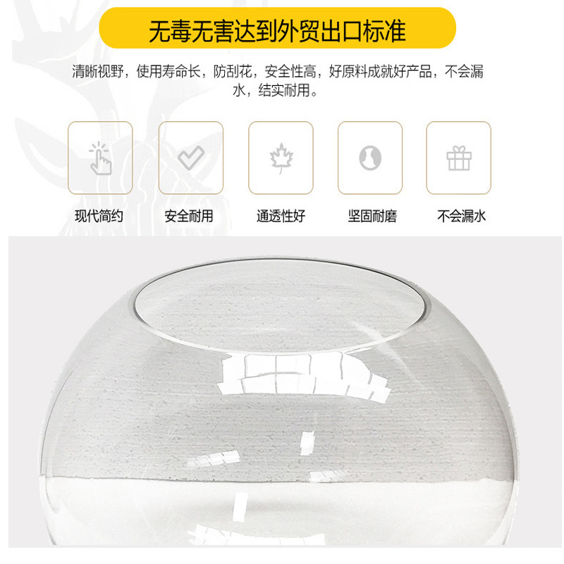 Một bể cá tròn với nước thủy tinh dày để cho một bể cá ăn với đồ trang trí thượng hạng.