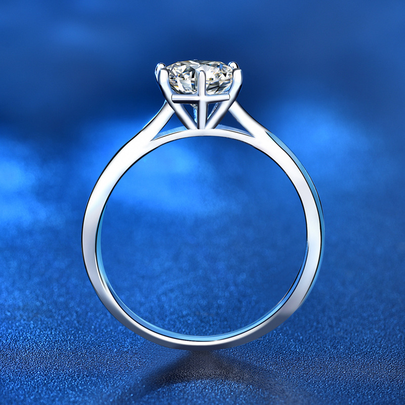 The processing of the new ring 925 pure silver-temperate diamond mimics a diamond ring closed to a lady.