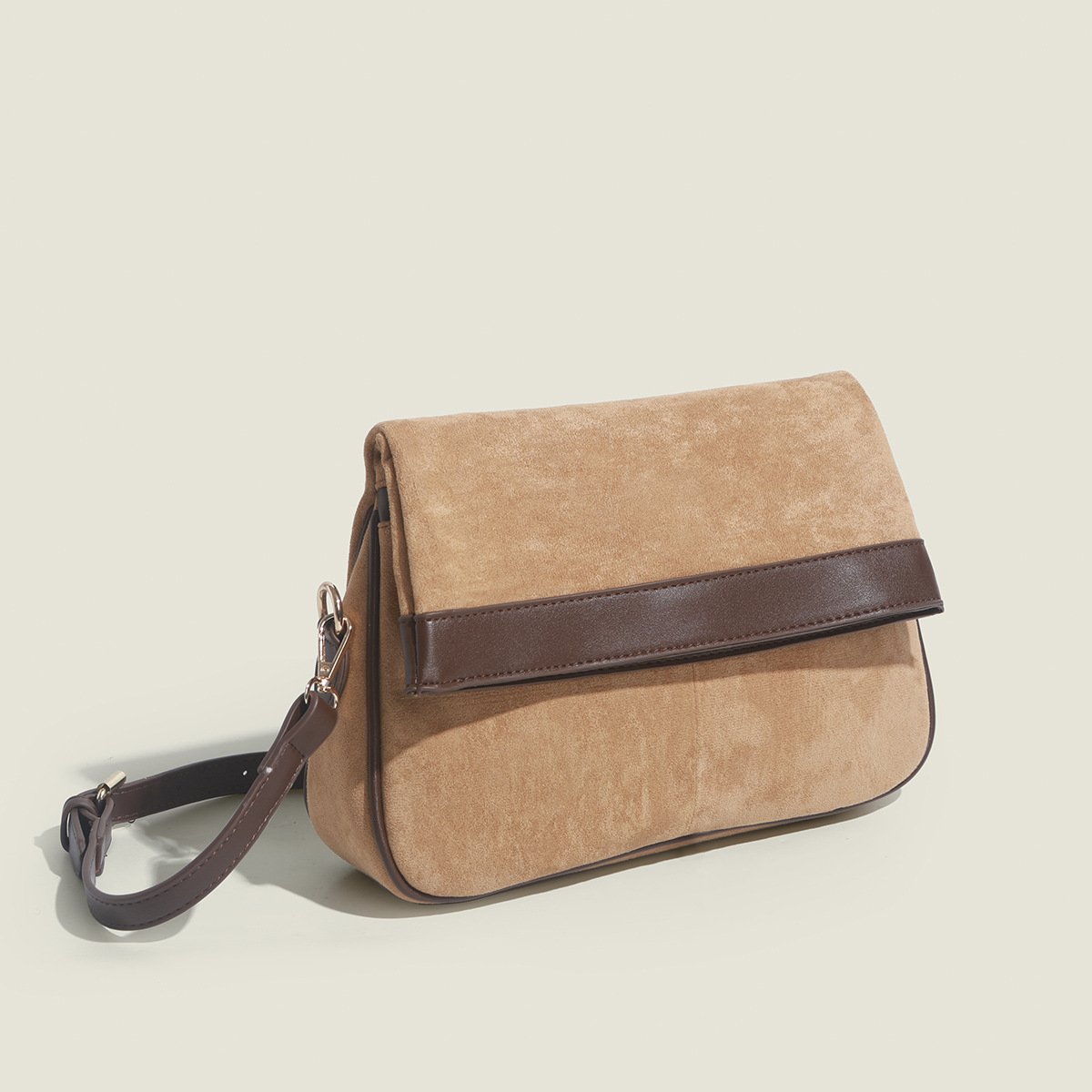 A new, new autumn and winter velvet bag with a slant slant across Korea.