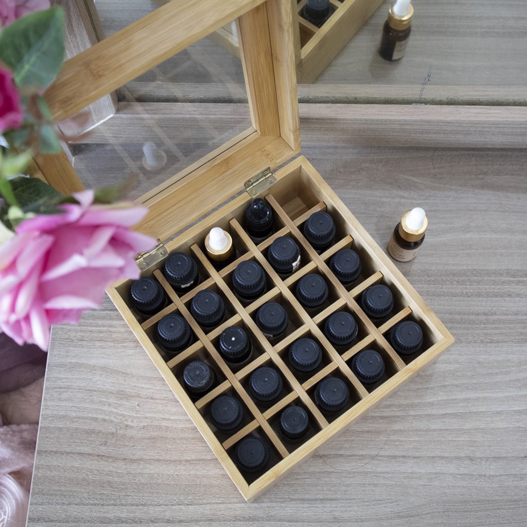 Twenty-five mackerel-grubt boxes are stored in solid wood.