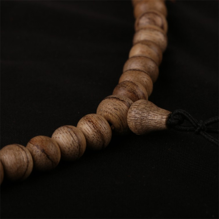 The distribution of a natural Vietnamese fragrance bracelet of 108 beads, sprouts of fragrance.