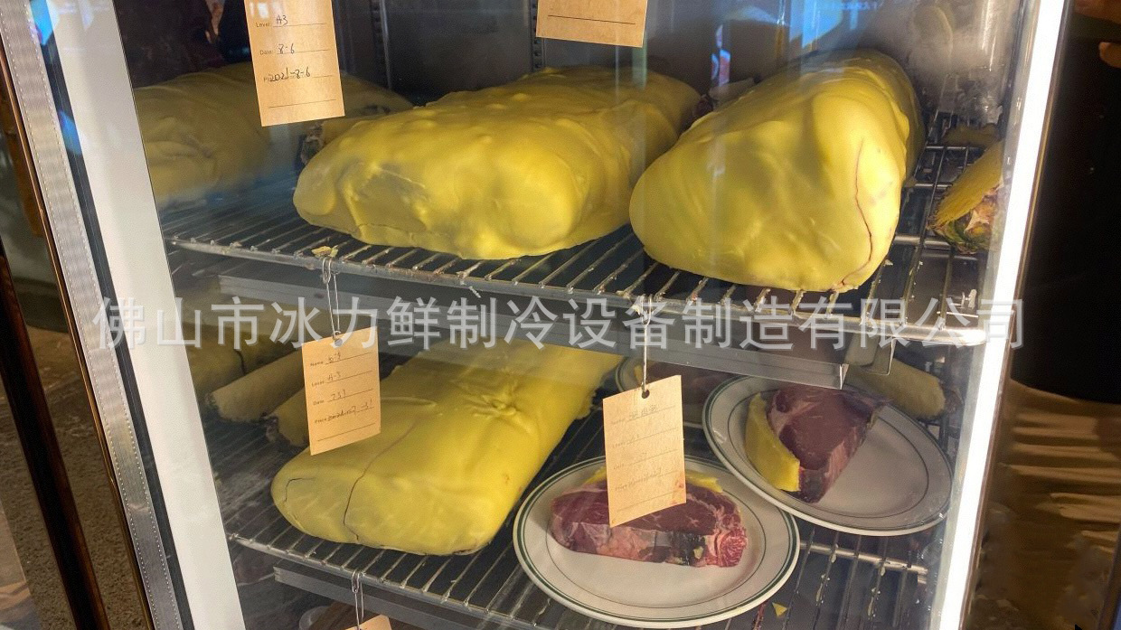 The dry-cooked roasted beef-cooked steak display cabinets at the west restaurant.