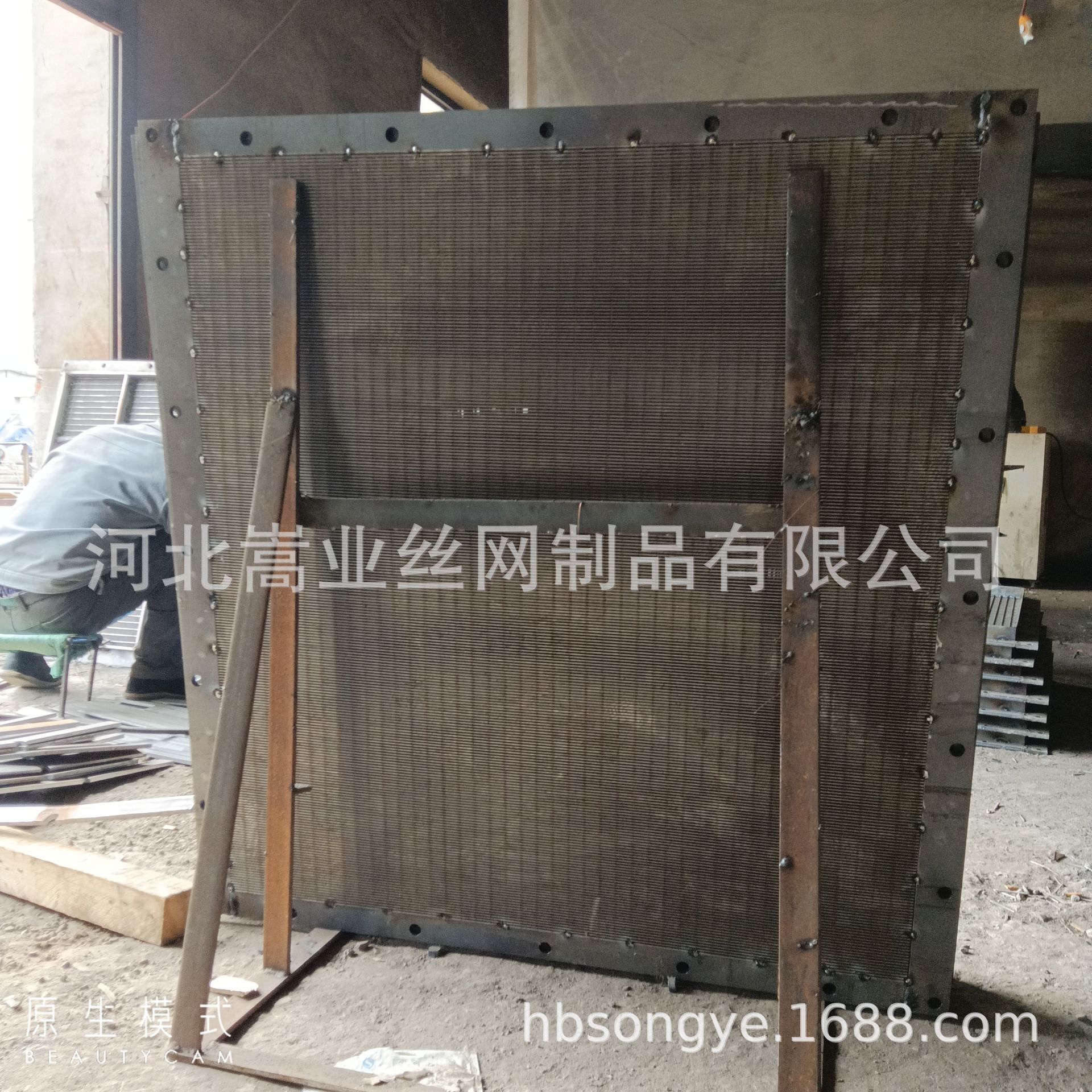 Coal wash at steel mills can be guided by the sifting of stainless steel sifting wedges across the line.