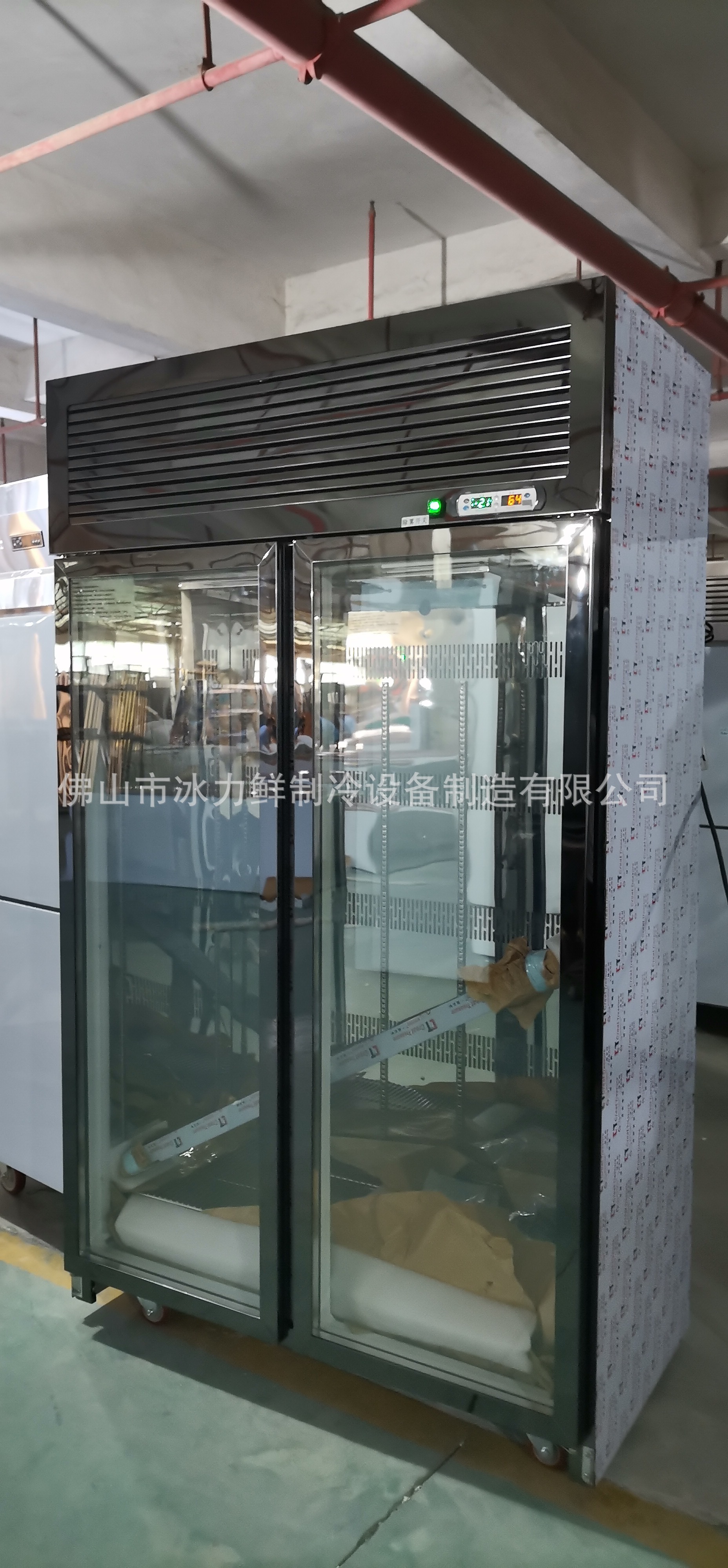 The dry-cooked roasted beef-cooked steak display cabinets at the west restaurant.