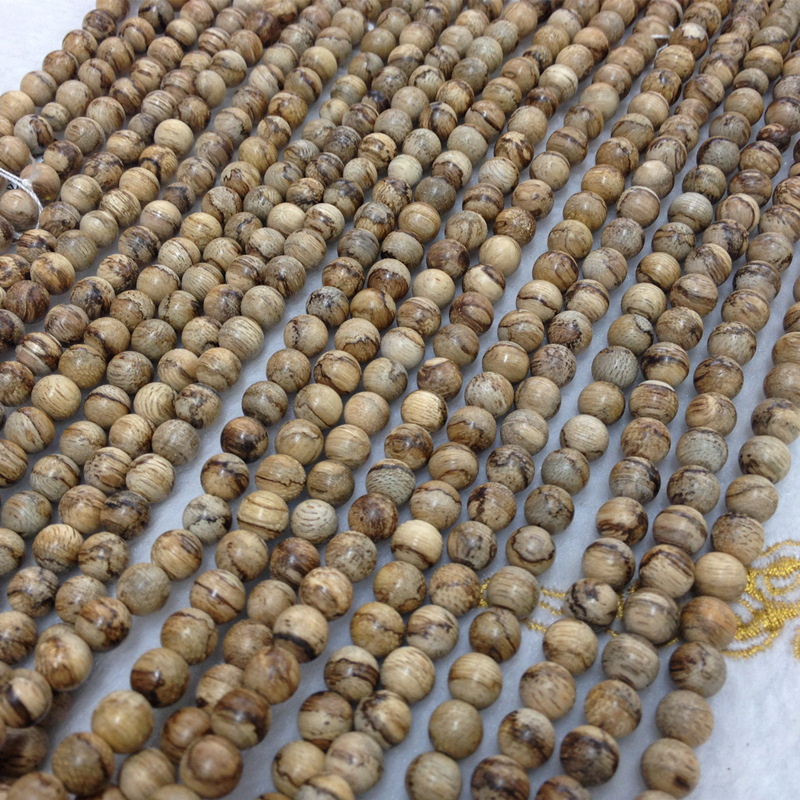 The distribution of a natural Vietnamese fragrance bracelet of 108 beads, sprouts of fragrance.