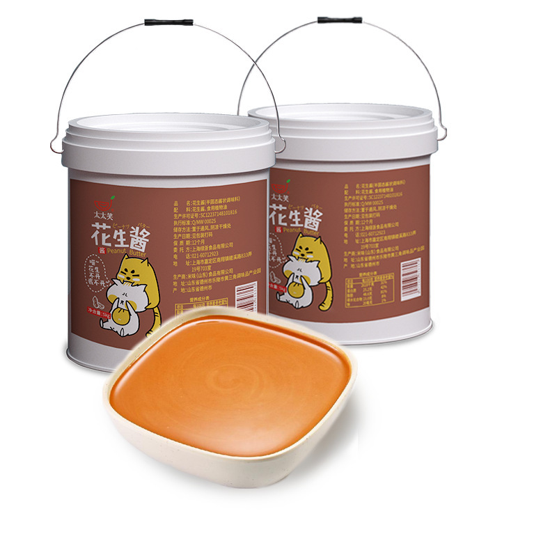 Nước sốt cơm nóng và nóng trong thùng bơ đậu phộng.