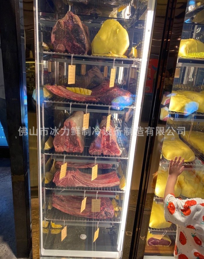 The dry-cooked roasted beef-cooked steak display cabinets at the west restaurant.