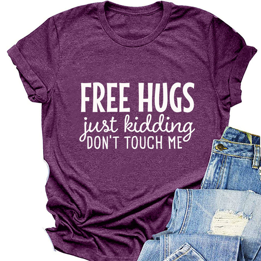 Cô gái Mỹ - châu Âu vui chơi tay áo ngắn tự do HUGS vừa băng qua biên giới tại Trạm Độc Lập Amazon