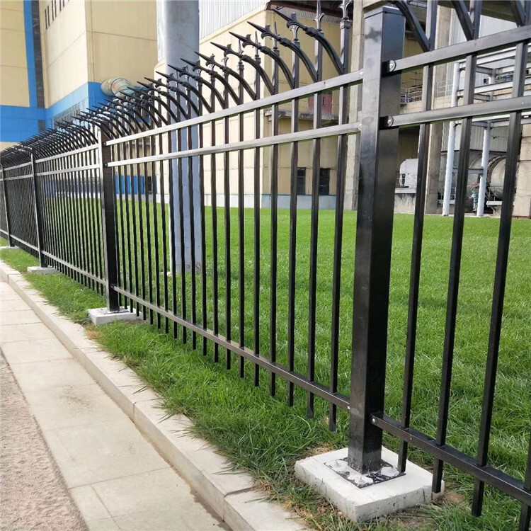 The perimeter fences in the Shandong district are thickened by the quarantine fence park, the zinc iron fence, the rural fence.