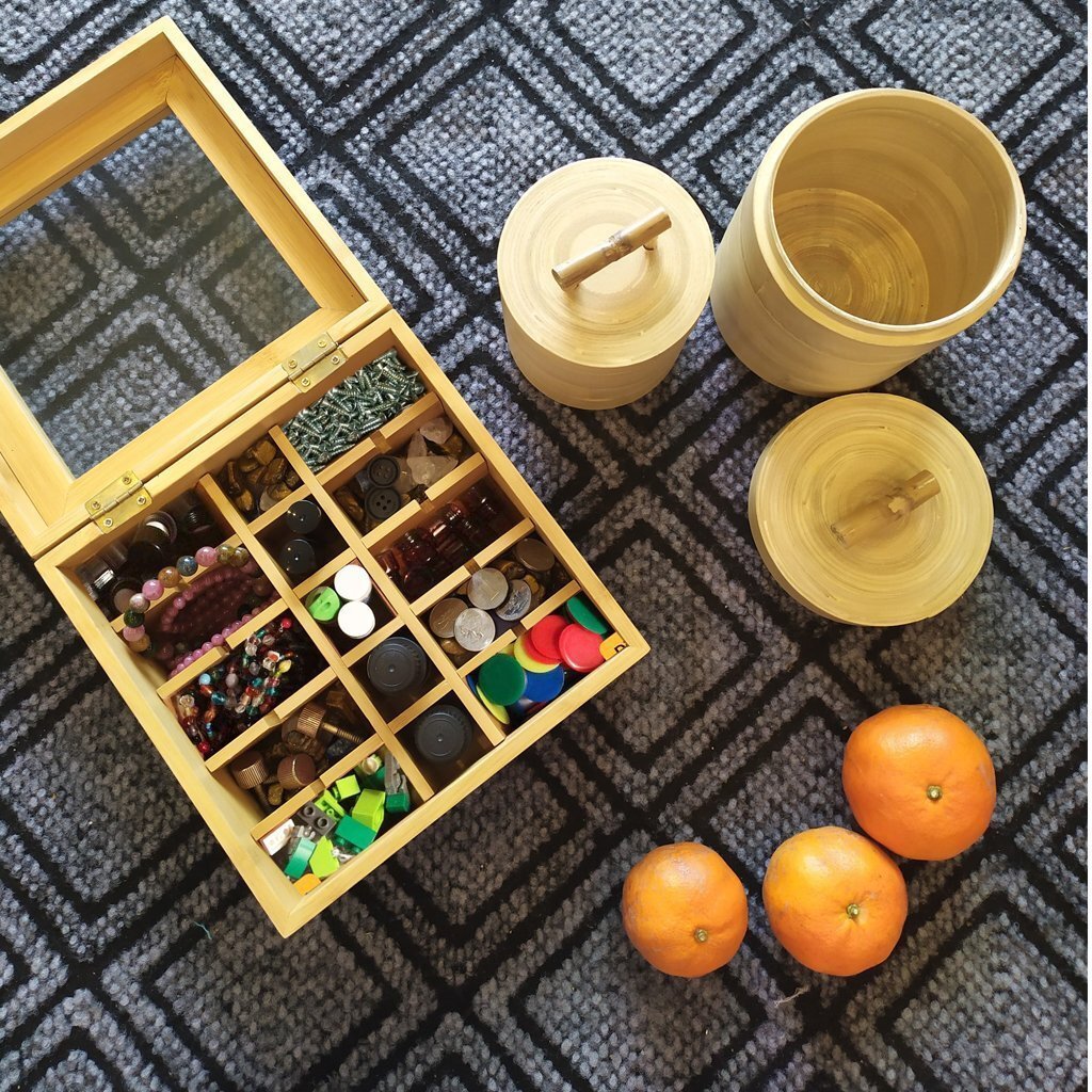 Twenty-five mackerel-grubt boxes are stored in solid wood.