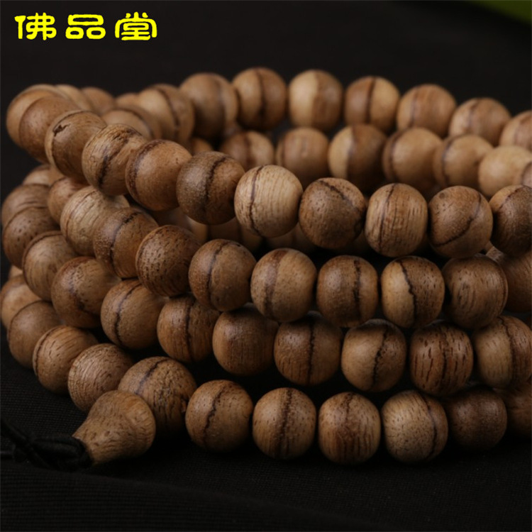 The distribution of a natural Vietnamese fragrance bracelet of 108 beads, sprouts of fragrance.