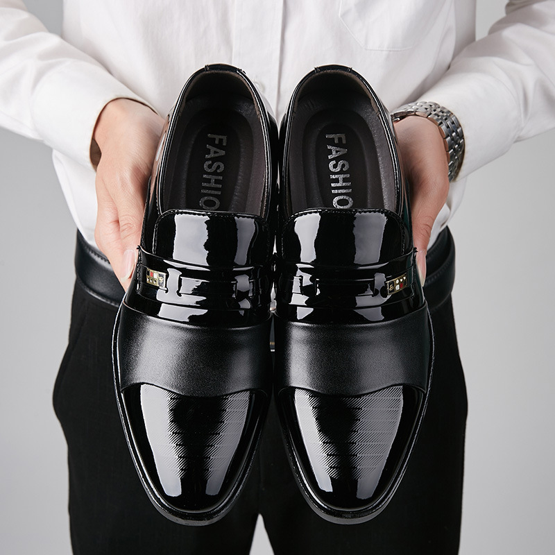 Winter Shoeman Business is wearing a big shoe set with velvet cotton shoes and a couple of free wedding shoes.