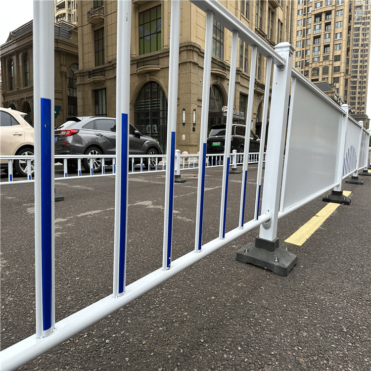 Qingdao municipal road fence, traffic city road block, city central road block.