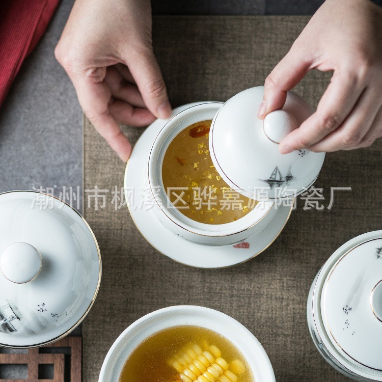 Dây đai sứ để phủ bạch kim, và một hộp súp để làm một bức tranh trắng tinh khiết.